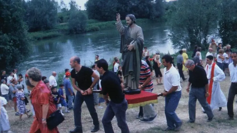 Una processione lungo l’Oglio nella pianura