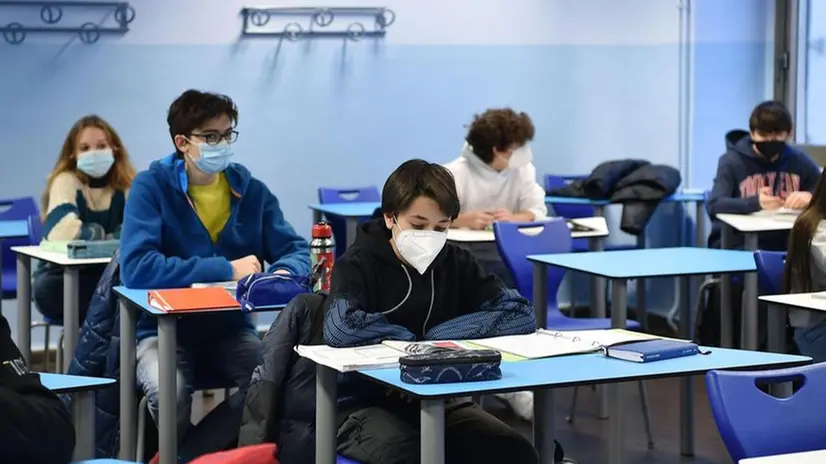 Studenti in classe con la mascherina - Foto © www.giornaledibrescia.it