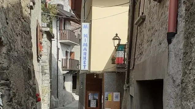 Il mini market appena acquistato dalla coppia tra i vicoli di Cevo - © www.giornaledibrescia.it