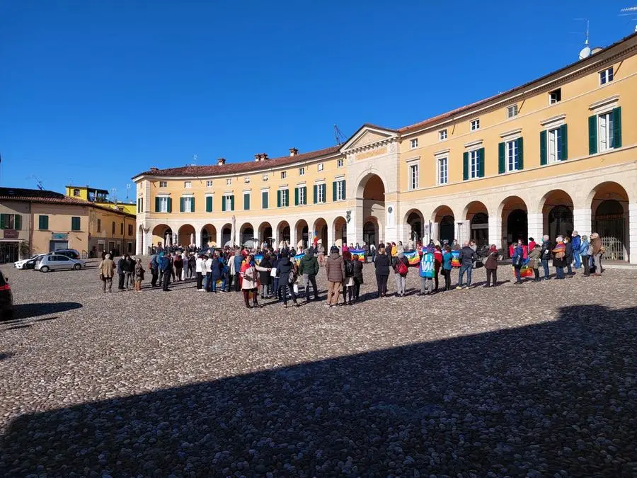 I manifestanti raccolti in piazza a Rovato