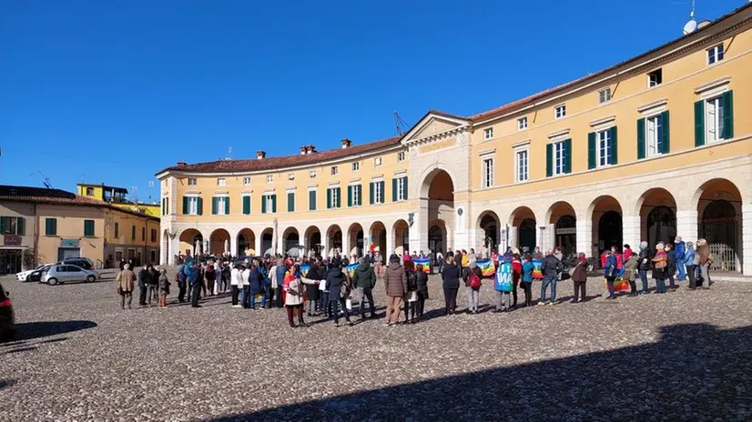 I manifestanti raccolti in piazza a Rovato
