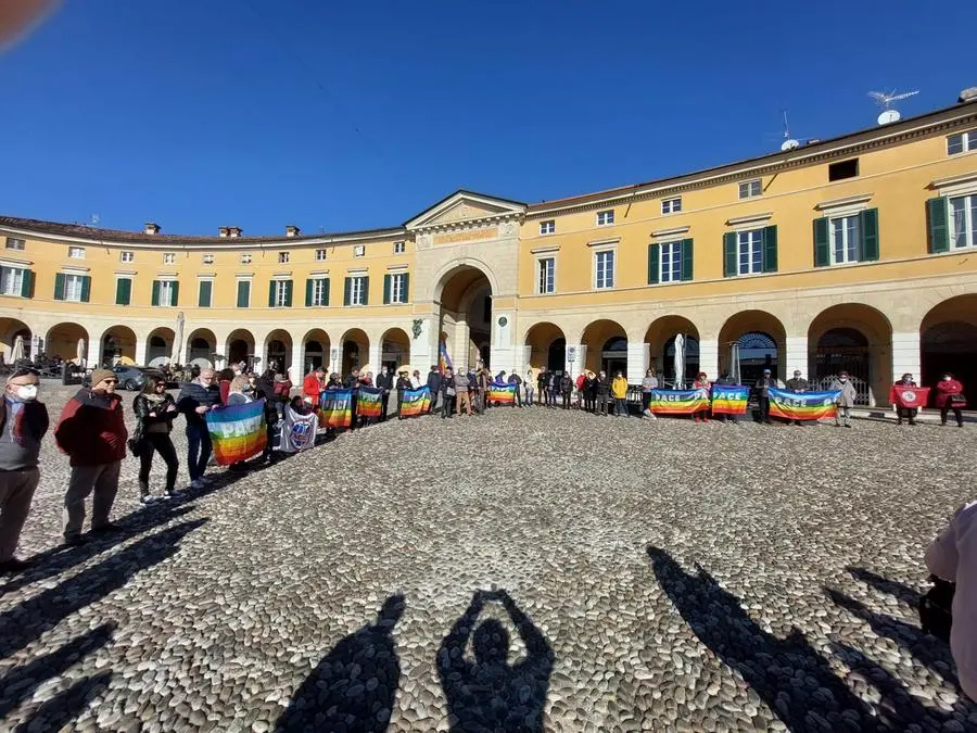 I manifestanti raccolti in piazza a Rovato