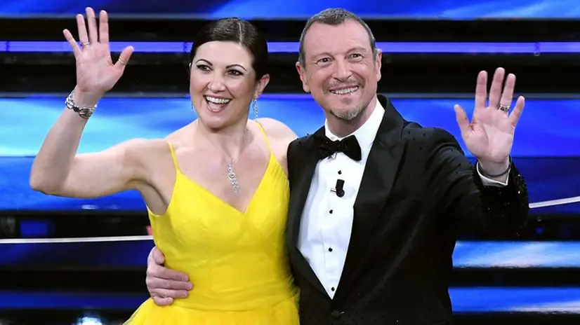 Amadeus con la moglie Giovanna Civitillo sul palco dell'Ariston al Festival di Sanremo - Foto Ansa © www.giornaledibrescia.it