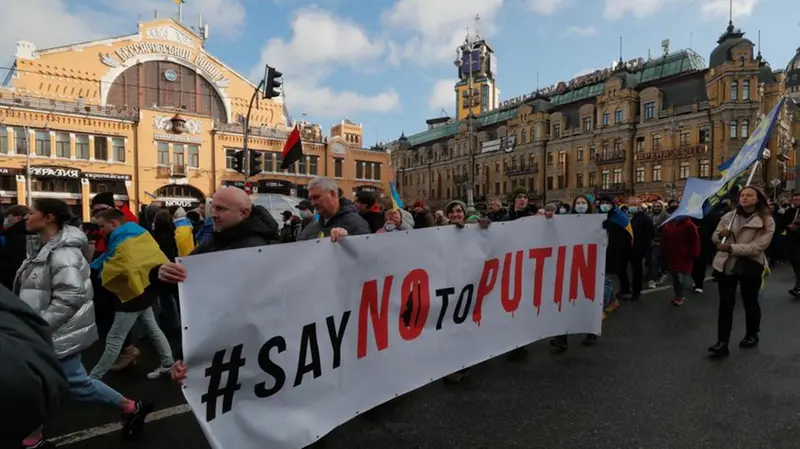 Un cartellone contro Putin alla Unity March a Kiev - Foto Sergey Dolzhenko/Epa © www.giornaledibrescia.it