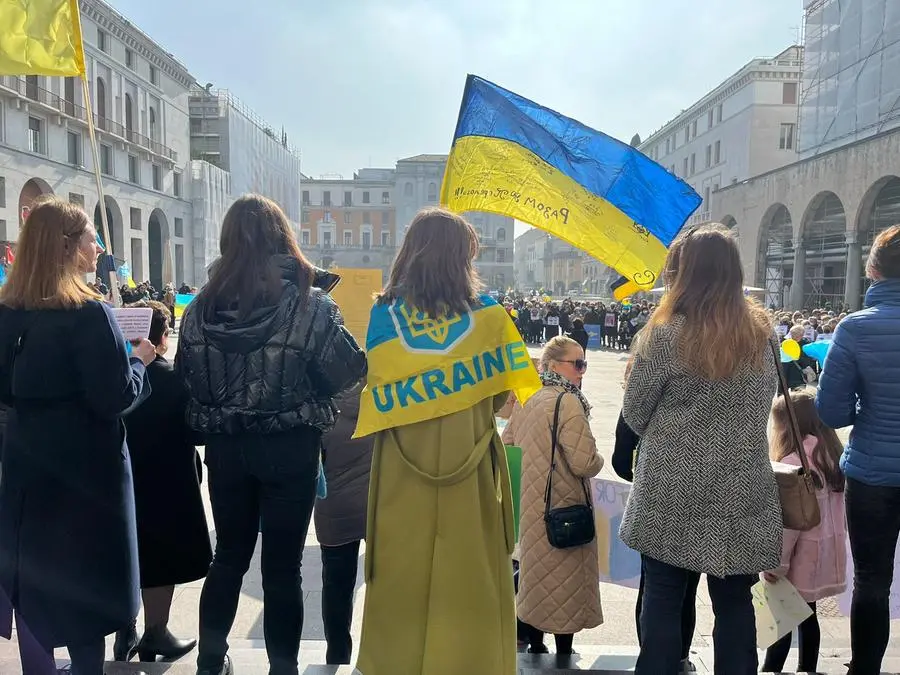La manifestazione in piazza Vittoria di domenica scorsa a sostegno dell'Ucraina - Foto Chiara Daffini © www.giornaledibrescia.it