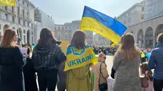 La manifestazione in piazza Vittoria di domenica scorsa a sostegno dell'Ucraina - Foto Chiara Daffini © www.giornaledibrescia.it