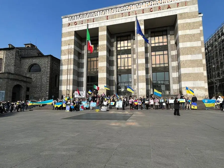 La manifestazione a sostegno dell'Ucraina in piazza Vittoria