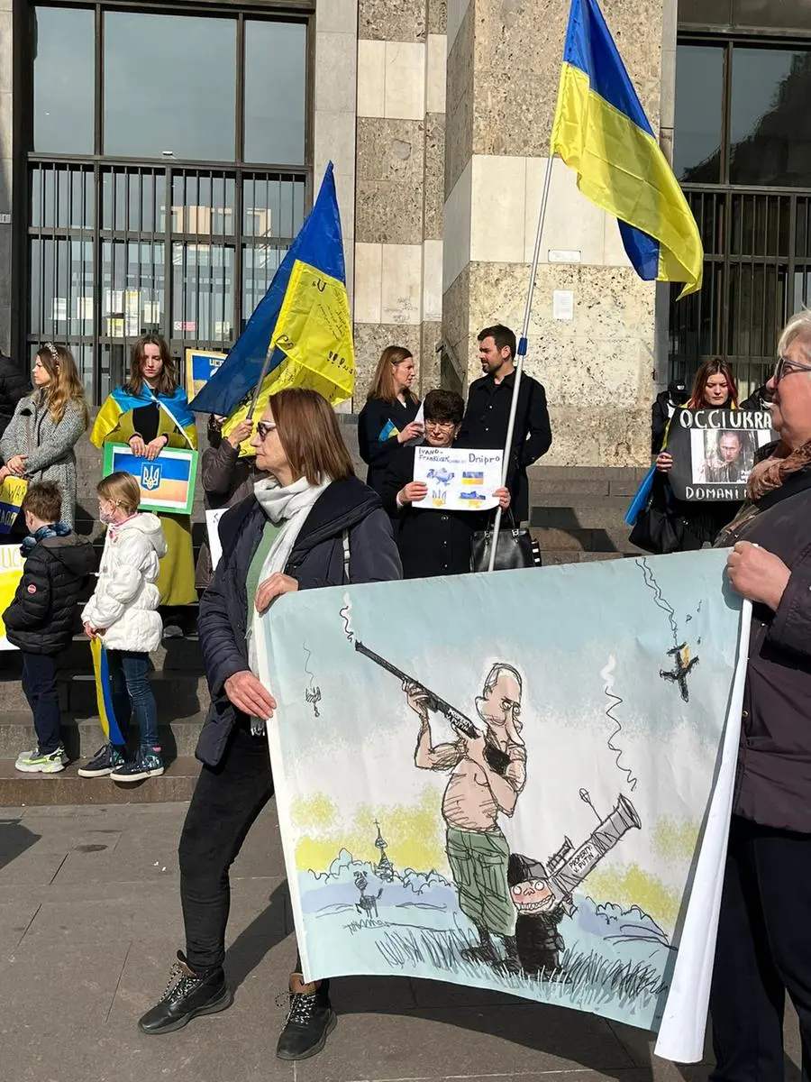 La manifestazione a sostegno dell'Ucraina in piazza Vittoria