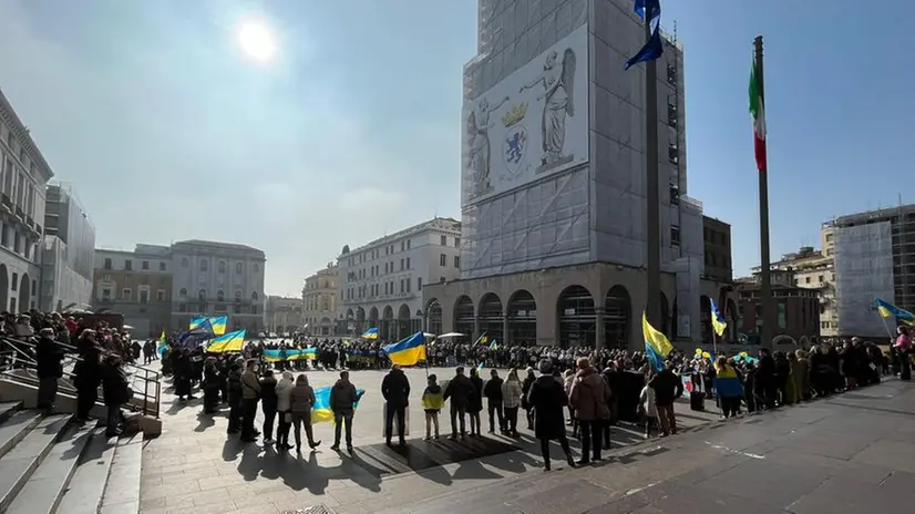 La manifestazione a sostegno dell'Ucraina in piazza Vittoria - Foto Chiara Daffini © www.giornaledibrescia.it