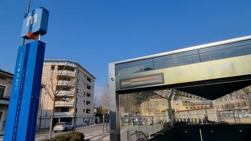 L'avviso dello sciopero alla stazione della metro di Brescia Marconi