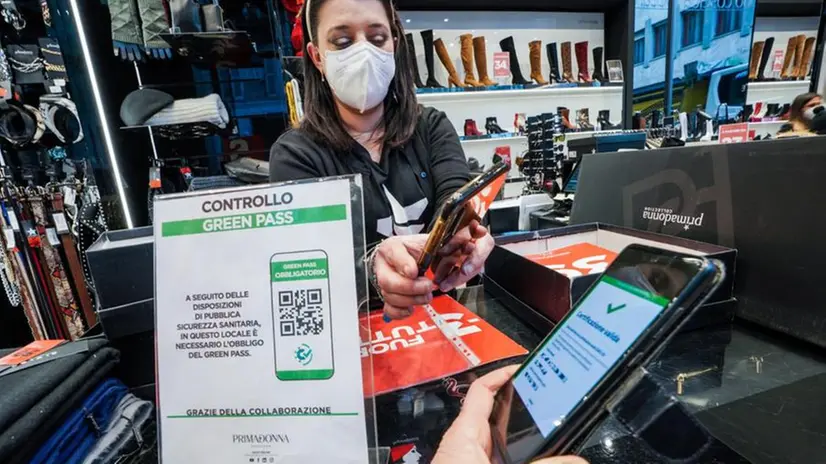 Il controllo di un Green pass - www.giornaledibrescia.it