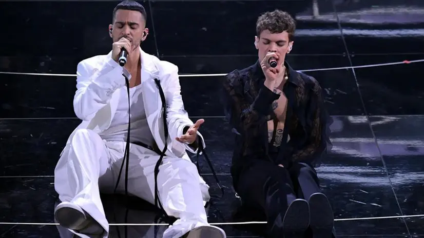 I 25 artisti in gara durante la terza serata di Festival