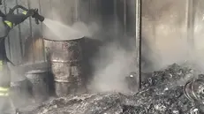 Visano, fiamme in una carpenteria metallica