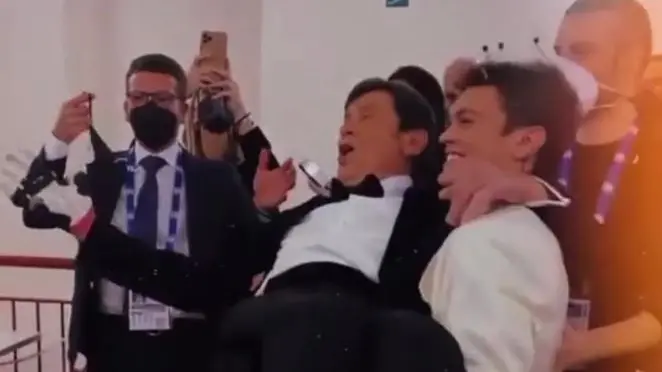 Blanco prende in braccio Gianni Morandi