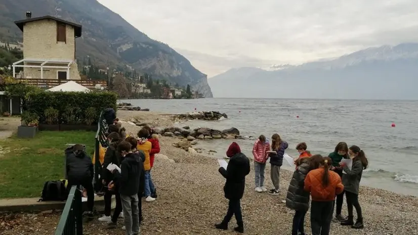 Gli studenti hanno pulito la spiaggia in località Fontanelle a Gargnano - © www.giornaledibrescia.it