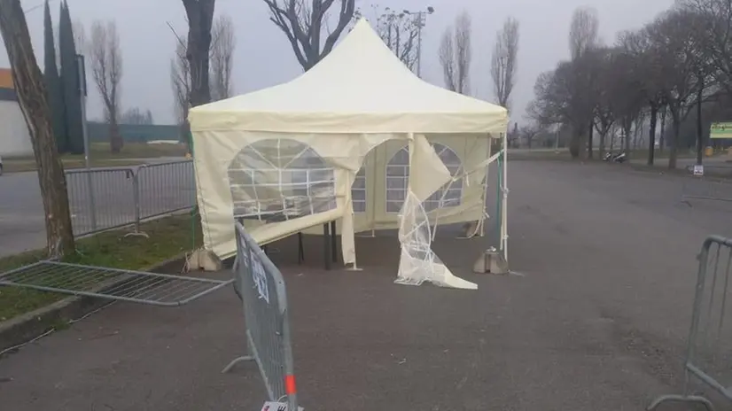 Il gazebo da lunedì avrebbe dovuto ospitare il servizio tamponi drive through - Foto Facebook