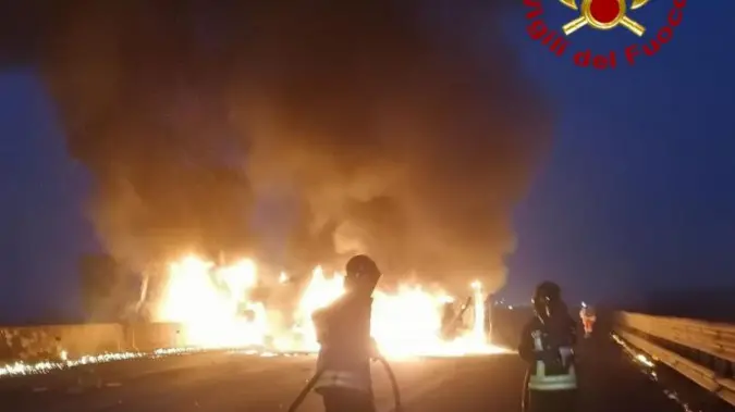 La cisterna ribaltata in A1 trasportava materiale infiammabile