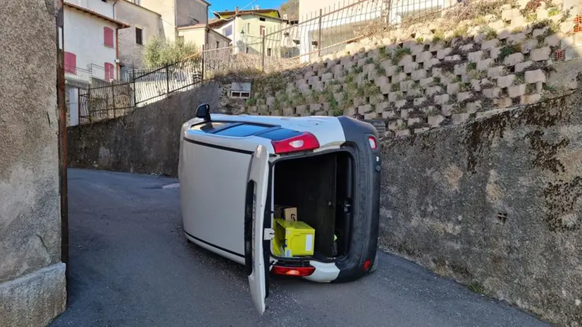 Binzago di Agnosine, l'auto del portalettere senza freno a mano finisce ruote all'aria