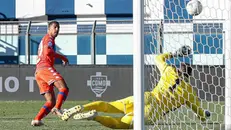 Il gol di Ayé contro il Como - Foto New Reporter Nicoli © www.giornaledibrescia.it
