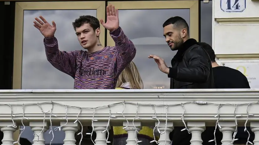 Blanco e Mahmood si affacciano dall'albergo per salutare i fan