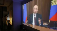 Il videomessaggio di Putin rimbalzato dalla tv nelle case dei cittadini russi - Foto Epa © www.giornaledibrescia.it