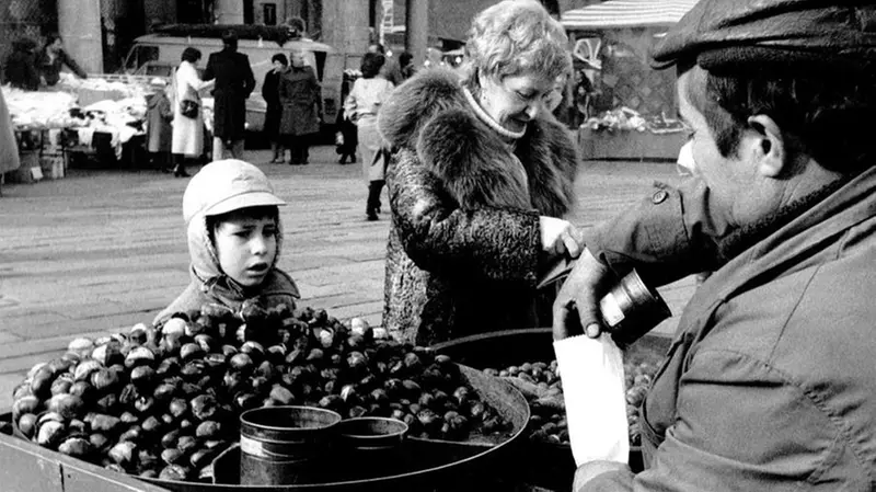 Lo scatto di Fausto Schena del 1969 fissa il «rito» delle caldarroste