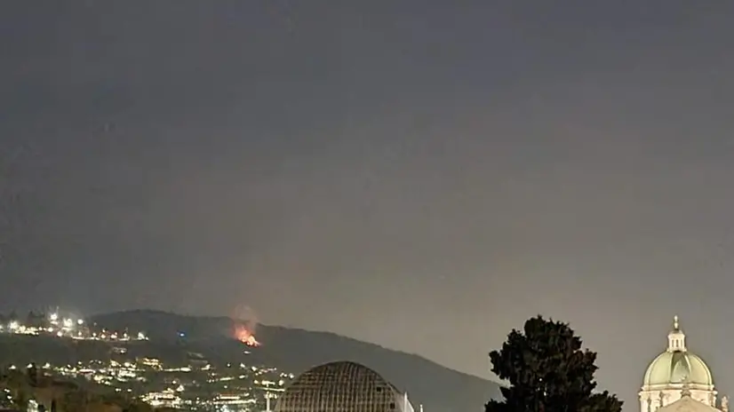 Le fiamme in Maddalena visibili dal centro storico