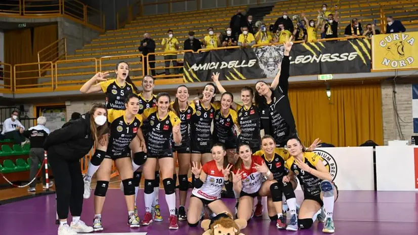 Le ragazze della Valsabbina dopo la vittoria - Foto © www.giornaledibrescia.it