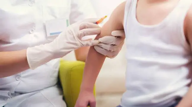 Un bambino riceve un vaccino (foto simbolica) - Foto © www.giornaledibrescia.it