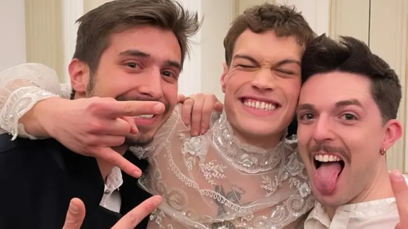 Blanco festeggia in hotel la vittoria a Sanremo