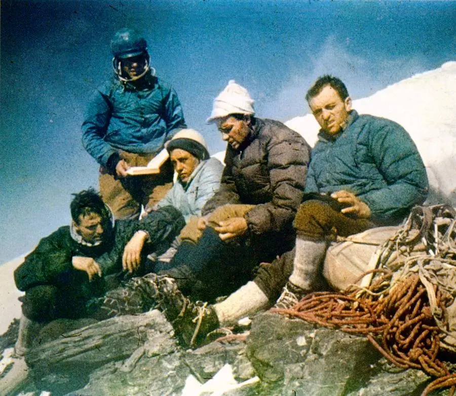 In vetta. Franco Solina (ultimo a destra) dopo l’impresa sull’Eiger il 16 agosto 1962. Qui in basso, con Messner a Brescia