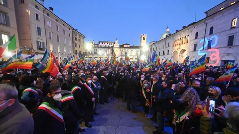 Le immagini di piazza Loggia per l'Ucraina e la pace