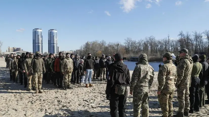 Autodifesa. Addestramento dei civili in vista di un possibile attacco russo - Foto Epa © www.giornaledibrescia.it