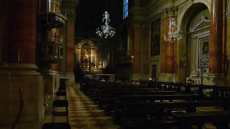 Luci spente anche nelle chiese per risparmiare
