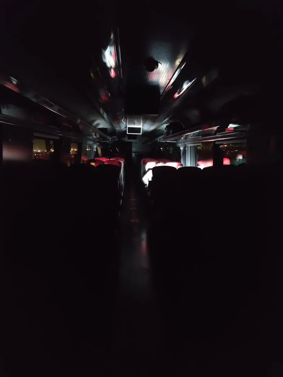 Le immagini del treno al buio inviate dai passeggeri