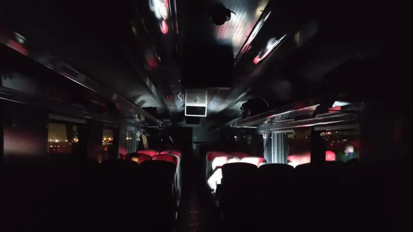 Le immagini del treno al buio inviate dai passeggeri