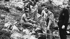 Il ritrovamento di vittime delle foibe nel dopoguerra - Foto Ansa © www.giornaledibrescia.it