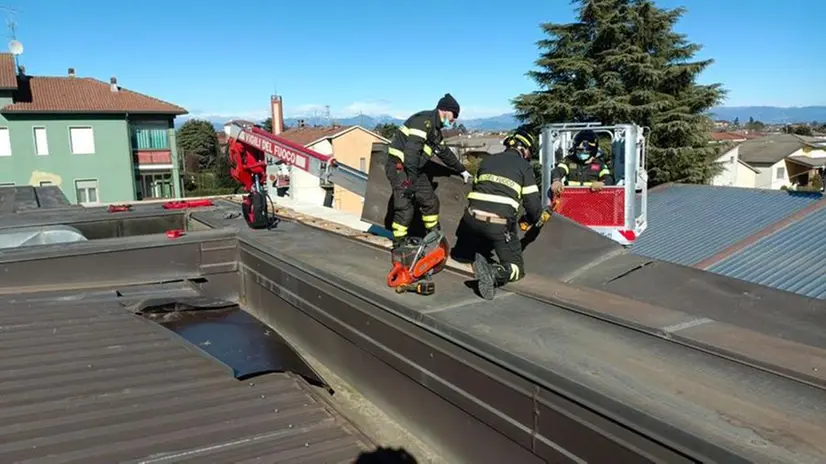 I Vigili del Fuoco a lavoro per sistemare i danni causati dal forte vento