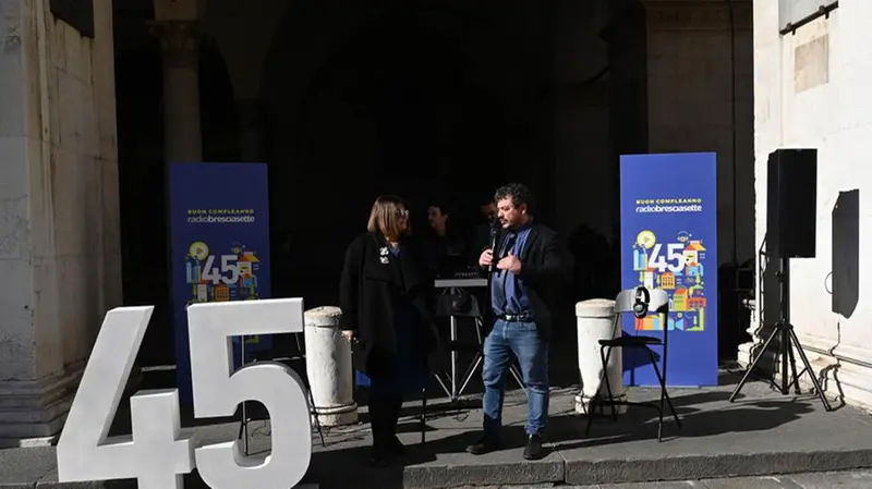 I festeggiamenti di Radio Bresciasette in piazza Loggia