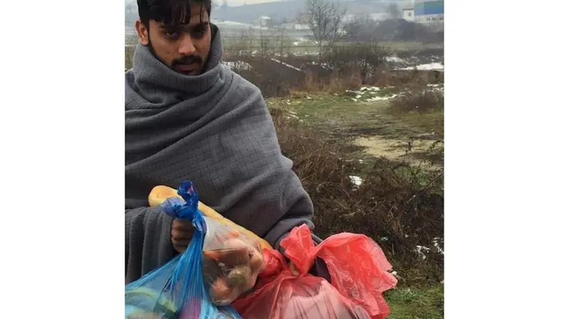 Uno dei profughi soccorsi nel nulla ai confini della Bosnia - © www.giornaledibrescia.it