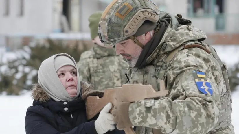 Un'esercitazione militare insieme a civili ucraini - Ansa  © www.giornaledibrescia.it