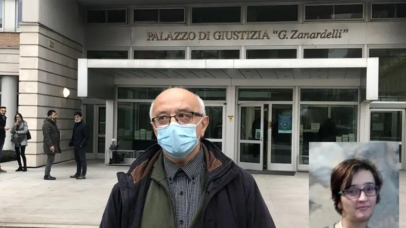 Il papà di Jessica Mantovani all'uscita dal tribunale di Brescia - © www.giornaledibrescia.it