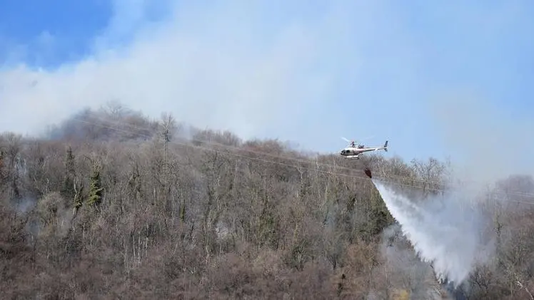 Uno degli elicotteri antincendio intervenuti per limitare l’avanzata delle fiamme a San Gallo - © www.giornaledibrescia.it