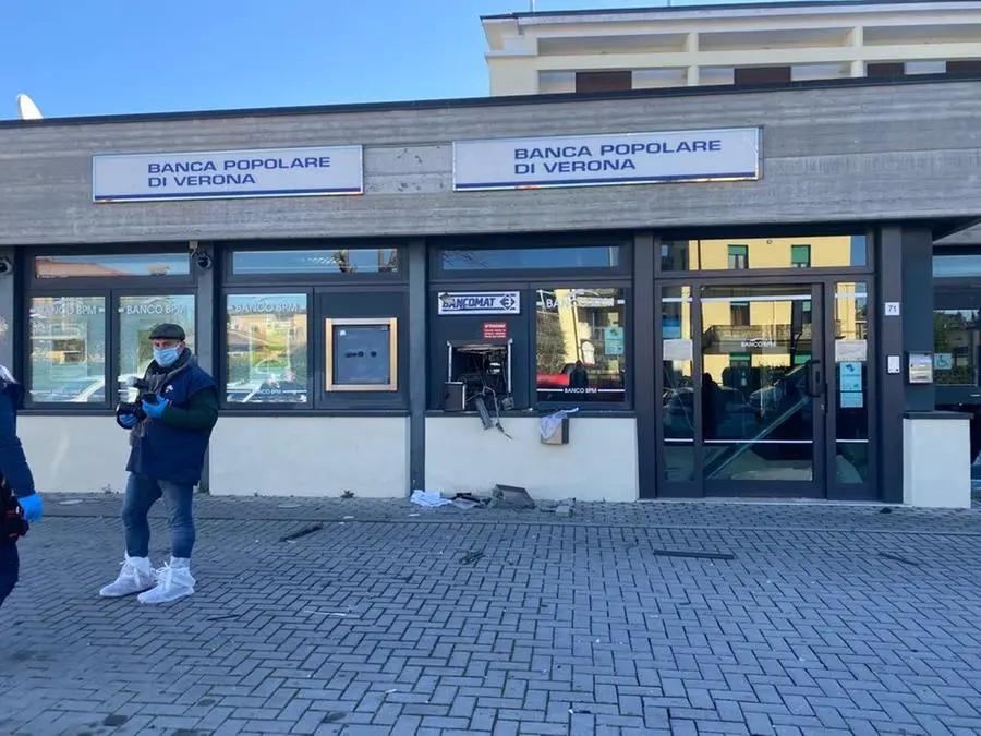 Desenzano, il bancomat di via Gramsci squarciato dopo l'esplosione