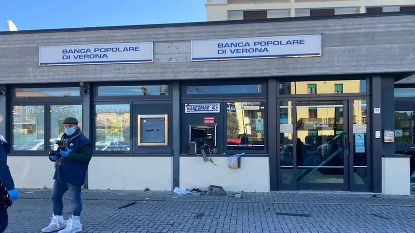 Desenzano, il bancomat di via Gramsci squarciato dopo l'esplosione