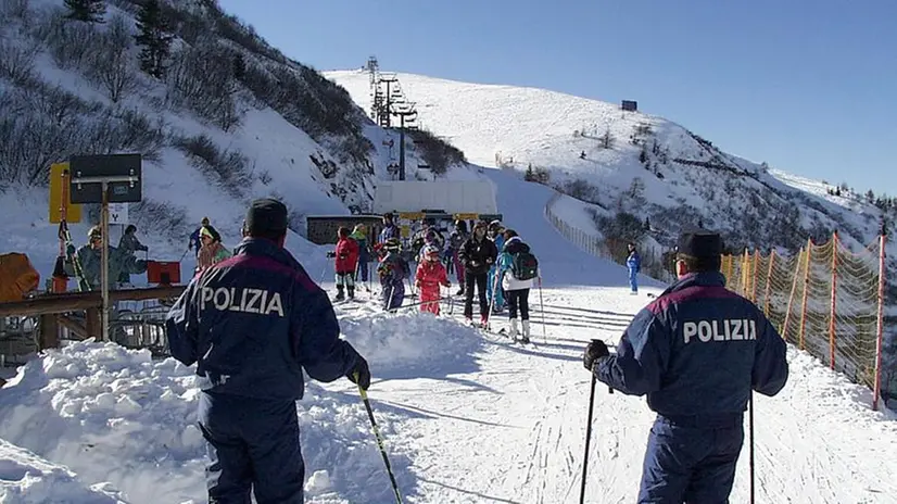 Agenti sciatori della Polizia di Stato sulle piste di Montecampione (archivio) - © www.giornaledibrescia.it