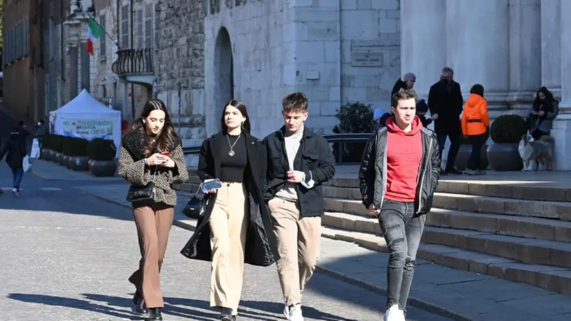 Ragazzi passeggiano in centro con la mascherina al braccio dopo il decadimento dell'obbligo all'aperto - Foto Marco Ortogni/Neg © www.giornaledibrescia.it