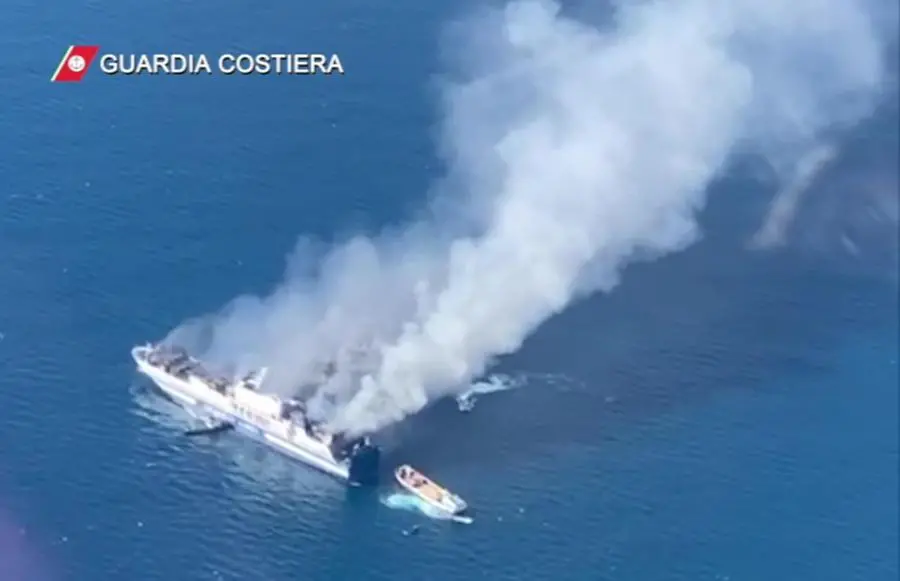 L'incendio e i salvataggi sul traghetto della Grimaldi Lines al largo di Corfù