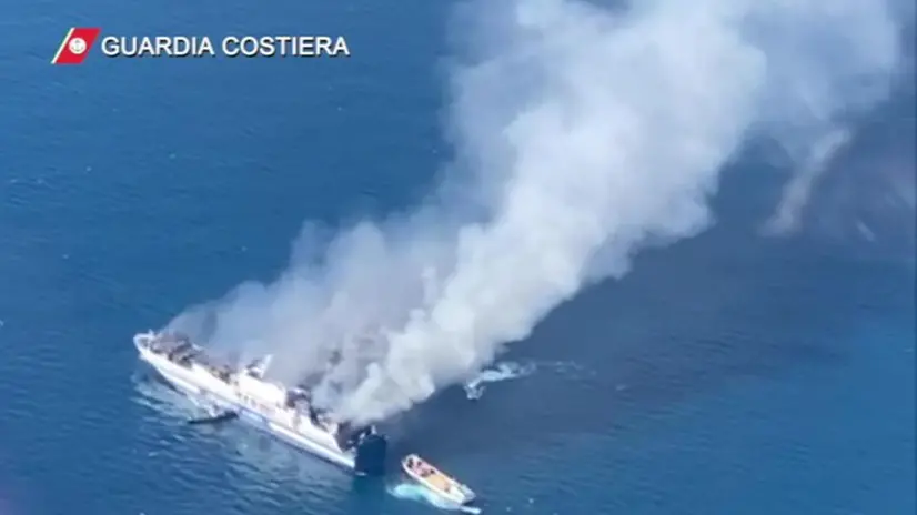 L'incendio e i salvataggi sul traghetto della Grimaldi Lines al largo di Corfù