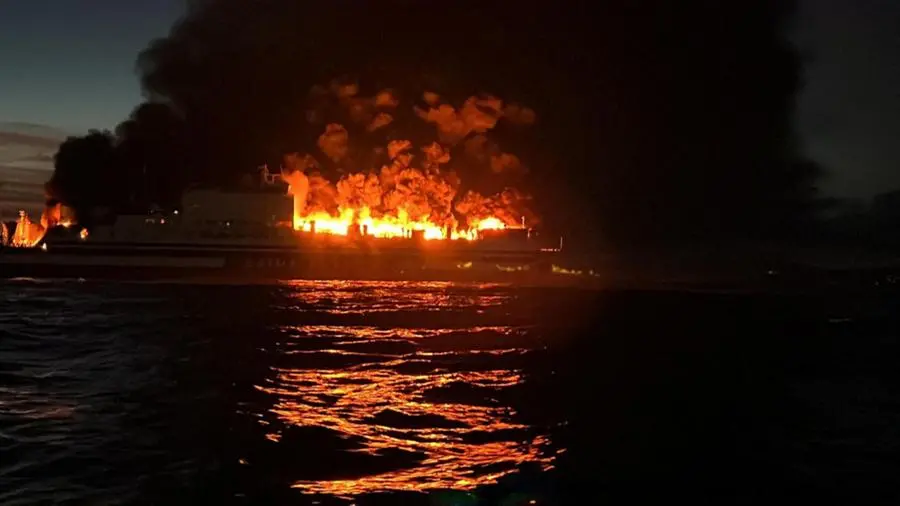 L'incendio e i salvataggi sul traghetto della Grimaldi Lines al largo di Corfù